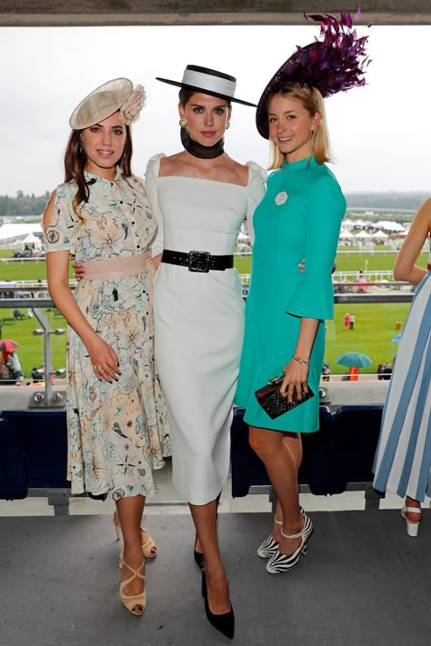 Ladies Day At The Races Outfit, Horse Race Outfit, Ladies Day Outfits, Flamboyant Fashion, Ascot Fashion, Royal Ascot Fashion, Ascot Outfits, Kate Middleton Hats, Kentucky Derby Dress