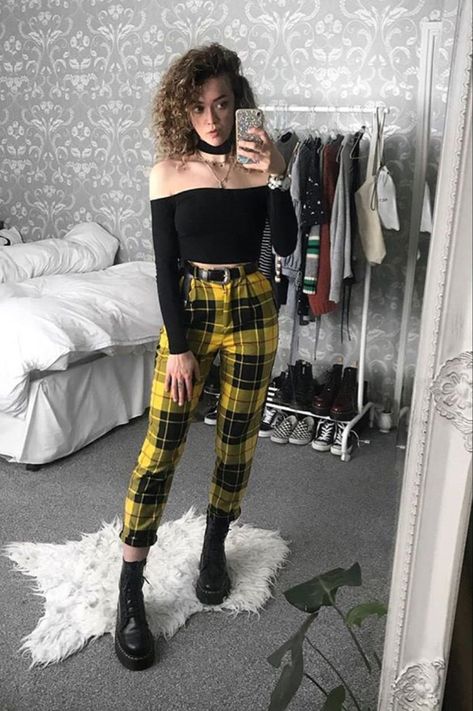 alternative and stylized grunge outfit, with yellow and black themes. Look Lollapalooza, Softboy Outfits, Plaid Pants Women, Egirl Outfits, Y2k Aesthetic Outfits, Neue Outfits, Hipster Outfits, Grunge Look, Indie Outfits