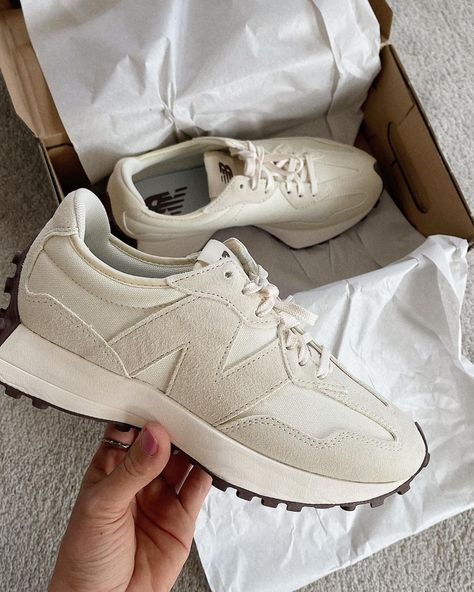 Womens Trainers Outfit, Shoes 2024 Trends Sneakers Women, Smart Sneakers, Women’s Trainers Outfit, Summer Trainers Outfit, Cream Sneakers Women, Trendy Trainers 2023, Fashion Trainers, European Summer Sneakers