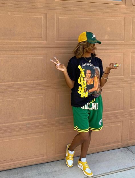 Basketball Shorts Outfit, Streetwear Inspo, Tomboy Outfits, Tomboy Style Outfits, 2000s Fashion Outfits, Mens Fashion Streetwear, Basketball Shorts, Chill Outfits, Cute Comfy Outfits