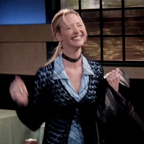 Phoebe Buffay Outfits, Friends Phoebe, Friends Best Moments, Lisa Kudrow, Smelly Cat, Friends Moments, Phoebe Buffay, Chandler Bing, Girl Celebrities