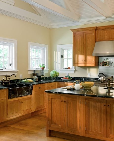 Crisp Architects Farmhouse Kitchen. How to Pick Paint Colors for Honey Oak Trim Honey Oak Trim, Earth Tones Kitchen, Yellow Kitchen Walls, Honey Oak Cabinets, Hickory Cabinets, Kitchen New York, Oak Trim, Outdoor Kitchen Appliances, Oak Kitchen Cabinets