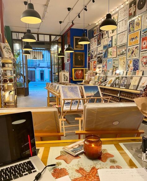 Art Consignment Shop, Print Shop Design Interior, Art Supply Store Interior, Art Shop Aesthetic, Art Shop Interior, Print Shop Design, Artisan Shop, Photo Frame Shop, Library Cafe