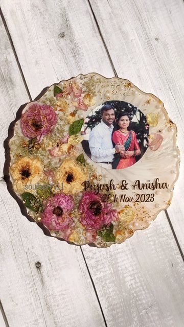 Varmala flower preservation Resin art ideas Photo frame Wedding Keepsake Wedding Photo Frame Ideas Bedroom, Resin Flower Frame, Resin Frame Ideas, Resin Art Photo Frame, Resin Art Flower, Resin Art Ideas, Photo Frame Wedding, Resin Photo Frame, Framed Wedding Photos