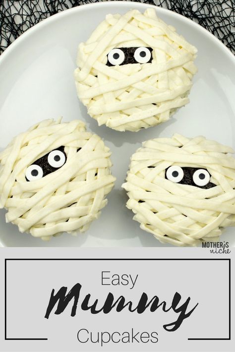 Easy Mummy Cupcakes Halloween Themed Party Food, Adult Halloween Party Food, Halloween Party Recipes, Mummy Cupcakes, Fun Halloween Desserts, Deco Cupcake, Halloween Food Cupcakes, Halloween Appetizers Easy, Halloween Deserts