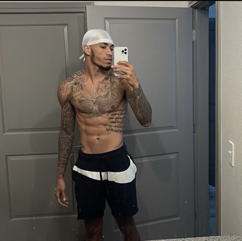 Black Men Tattoos, Black Men Fashion Urban, Tattoos Men, Light Skin Men, Dark Skin Boys, Getting A Tattoo, Chest Tattoo Men, Black Men Street Fashion