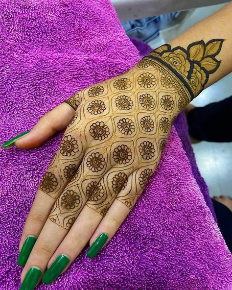 Short Mehendi, Mehendi Tattoos, Dubai Henna, Back Side Mehndi Design, Side Mehndi Design, Back Side Mehndi, Henna Styles, Beautiful Simple Mehndi Design, Mehndi Designs Simple