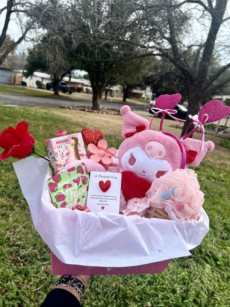 Pink Spooky Basket, Brrrr Basket, Cake Gift Basket, Valentines Basket, Hello Kitty Gifts, Valentine Baskets, Hello Kitty Videos, Birthday Presents For Friends, Boo Basket