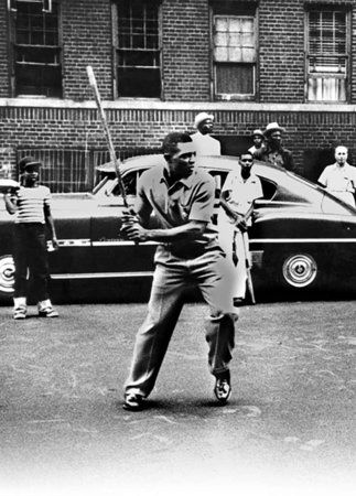 Willie Mays , who did not play organized baseball as a child, plays stickball with children on the streets of Harlem in the early 1950s. Baseball Buckets, Fantasy Baseball, Willie Mays, Giants Baseball, Baseball Photos, Yankees Baseball, Sports Hero, Play Baseball, Sf Giants