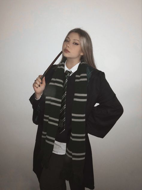 Slytherin Uniform Female, Slytherin Cosplay, Harry Potter Houses Outfits, Slytherin Uniform, Slytherin Costume, Slytherin Girl, Female Harry Potter, Slytherin Clothes, Slytherin Outfit