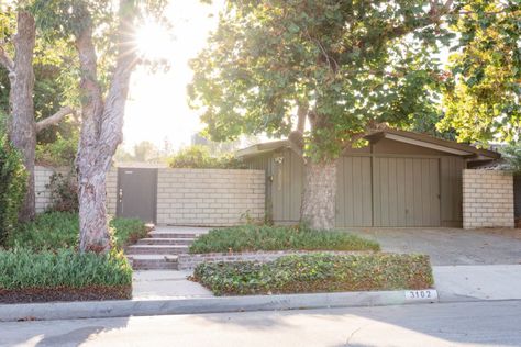 Mid Century Modern Front Yard, Cliff May Homes, Cliff May, Wood Siding Exterior, California Architecture, Concrete Block Walls, Modern Front Yard, California Ranch, Concrete Block