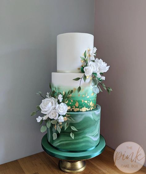 Enchanted Forest Wedding Cake, Emerald Wedding Cake, Wedding Cake Emerald Green, Modern Wedding Cakes, Emerald Green Wedding Theme, Cottage Bakery, Pink Cake Box, Rose Gold Wedding Cakes, Green Wedding Cake