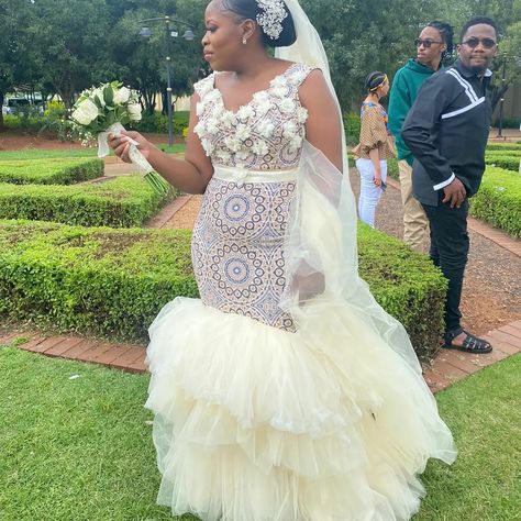 Seshoeshoe wedding dress Sweswe Traditional Wedding Dresses, Seshoeshoe Wedding Dresses, Sepedi Wedding Dresses, Modern Traditional Wedding Dress, Leteisi Dress Patterns, Shweshwe Dresses South Africa, Modern Traditional Wedding, Wedding Dresses South Africa, Shweshwe Wedding Dresses