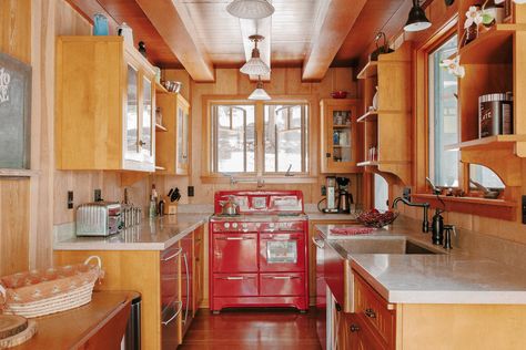 This $777K California Cabin Is Straight Out of a Wes Anderson Movie | Apartment Therapy Wes Anderson Style Cabin, Wes Anderson Architecture, Wes Anderson Food Scenes, Wes Anderson Camping, Wes Anderson The Life Aquatic, California Cabin, Wes Anderson Movie, Christmas Novel, Lake Arrowhead California