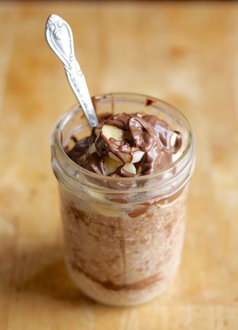 Banana Nutella Overnight Oats Butterfinger Overnight Oats, Nutella Overnight Oats Healthy, Nutella Overnight Oats, Overnight Oat Recipe, Nutella Snacks, Overnight Oats Recipe Easy, Overnight Oats In A Jar, Night Oats, Overnight Oats With Yogurt