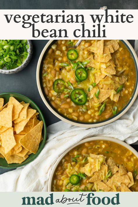 Vegetarian White Chili Recipe, Vegetarian Green Chili, Vegetarian White Bean Chili, White Bean Chilli, White Bean Chili Vegetarian, Vegetarian White Chili, Green Chili Soup, White Bean Chili Recipe, White Chili Recipe