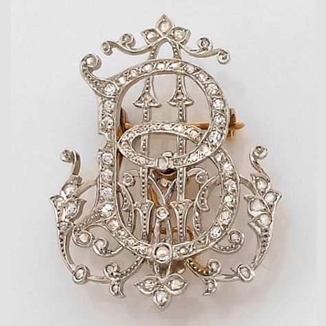 Happy fancy monogram Friday!!! I love love an antique monogram and this broach is the definition of exquisite! Takes the word gasp to an entirely new level for me...platinum, diamonds and a gold back...whew...now that's a monogram!!! And ps...that would be an AB which are my maiden and married last name initials....GASP!!!!! #antique #circa1900 #monogram #fridayfancies Bijoux Art Deco, Bijoux Art Nouveau, Edwardian Jewelry, Gold Brooch, Gold Monogram, Diamond Brooch, Antique Diamond, Victorian Jewelry, Silver Brooch