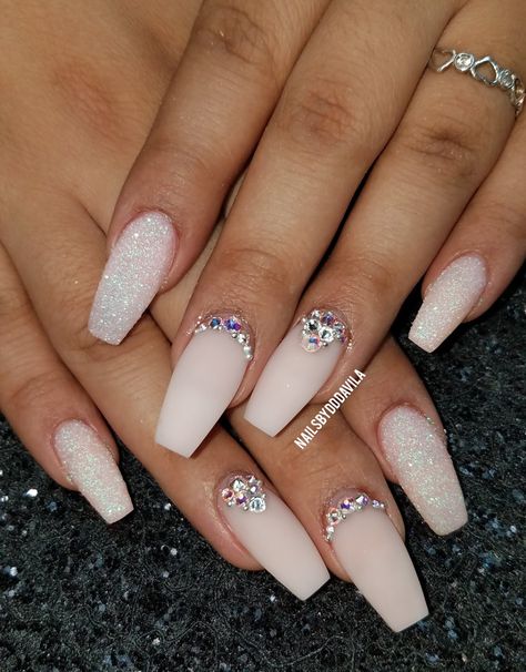 Wedding Nails For Bride With Rhinestones, White Champagne Nails, Coffin Shaped Wedding Nails, Matte Glitter Acrylic Nails, Jewels On Nails Rhinestones, Nail Design With Gems Rhinestones, Neutral Nails With Bling, Matte Nails With Gems, Coffin Bridal Nails