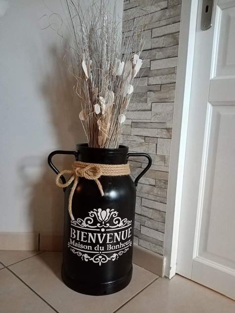 Milk Can Decor, Old Milk Cans, Barn House Interior, Diy Porch Decor, Vintage Milk Can, Refinishing Furniture Diy, Farmhouse Crafts, Furniture Painting Techniques, Diy Kitchen Decor