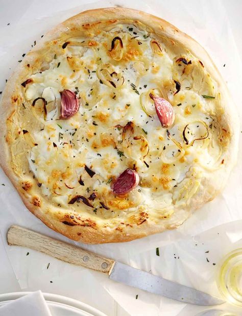 Think pizza can't be elegant? Think again. This stunning pizza is smothered with ricotta, and topped with caramelized onions and rosemary. #pizza #pizzarecipes #homemadepizza #vegetarianpizza Bianca Pizza, Pizza Bianca Recipe, Rosemary Pizza, White Pizza Recipes, Onion Pizza, Tesco Real Food, Vegetarian Pizza, Perfect Pizza, Pizza Recipes Homemade