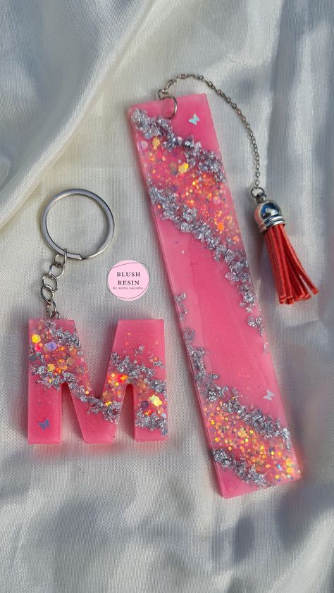 Resin Geode Keychain, Pink Resin Keychain, Resin Keyrings, Resin Alphabet, Diy Resin Keychain, Alphabet Photos, Resin Geode, Diy Resin Projects, Brooch Diy