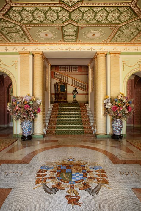 Liria y Dueñas, los palacios preferidos de la duquesa de Alba, por dentro Salas Living Room, Biltmore House, Spain Photography, Castles Interior, Spanish Royal Family, Spanish Style, House Entrance, Decor Tips, Elegant Homes