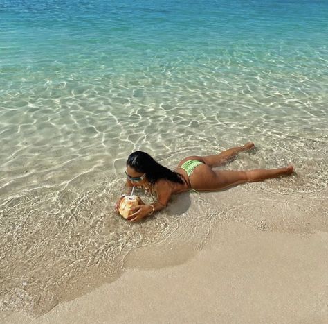 Baddie Vacation Pictures, Vacation Pics Black Women, Vacation Baddie Pics, Island Vacation Aesthetic, Beach Pic Black Women, Bestie Vacation Pics Baddie, Vacay Pictures, Cute Vacation Outfits, Beach Pictures Poses