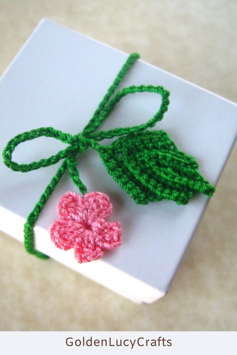 Crochet Blanket Gift Wrapping Ideas, Crochet Gift Wrapping Ideas, Wrapping Ribbon Ideas, Gift Wrapping Ribbon Ideas, Crochet Packaging Ideas, Crochet Mitts, Ribbon Ideas, Wrapping Ribbon, Crochet Embellishments