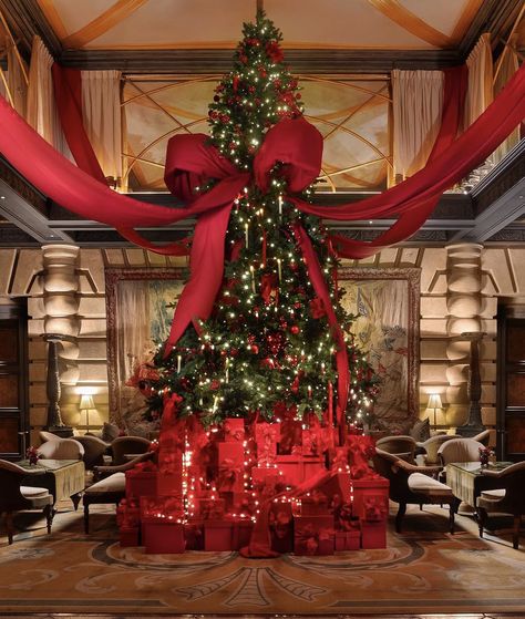 Luxury Christmas Installation, Grand Christmas Tree, Lux Christmas, Fancy Christmas Party, Indian Christmas, Fashion Christmas Tree, Luxury Christmas Decor, Luxury Christmas Tree, Red Christmas Decor