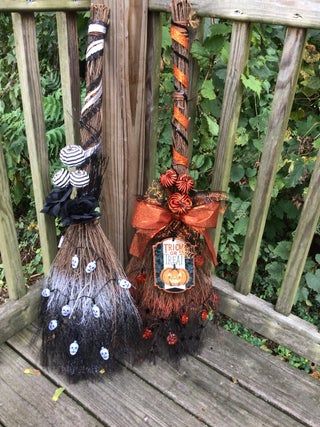 Diy Cinnamon Witch Broom, Decorative Witches Broom, Halloween Broom Decorations, Decorated Broomsticks, Decorated Witches Broom, Witches Broom Decoration, Broom Making Diy, Decorated Brooms, Cinnamon Broom Ideas