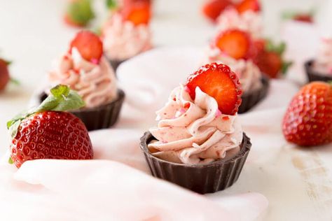 These Strawberry Mousse Cups are an easy dessert! A fluffy strawberry mousse is served in chocolate shells for a fun and simple treat that's great for Valentine's Day, baby showers, bridal showers, or anything else! Mousse Cupcakes, Fruit Pizza Bar, Crafting Nook, Mousse Cups, Mini Dessert Cups, Cake Light, Fruit Pizza Recipe, Bridal Shower Desserts, Strawberry Mousse