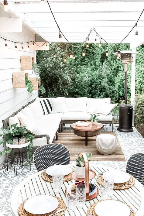 White Outdoor Furniture, Patio Furniture Layout, Paris Bistro, Backyard Dreams, Summer Patio, Patio Inspiration, Backyard Furniture, Diy Garden Furniture, Casa Exterior