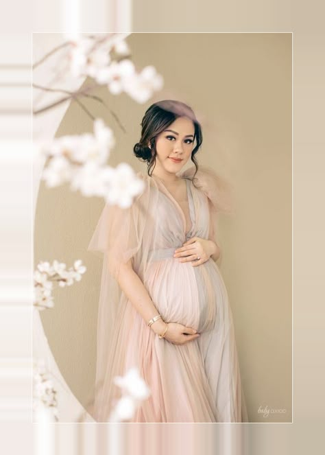 Fashion Outfits For Pregnant Women, Outfits For Pregnant Women, Maternity Shoot Dresses, Pregnant Celebrity, Studio Maternity Shoot, Elegant Maternity Dresses, Maternity Studio Photoshoot, Studio Maternity Photos, Maternity Dresses Photography