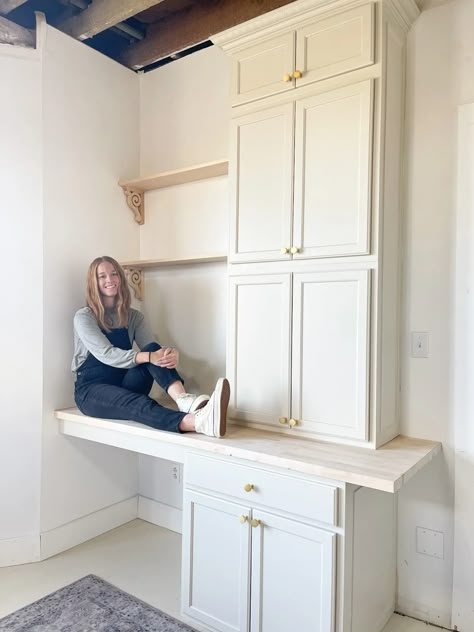 How to Build a Built-In Desk – Step-by-Step Tutorial - buildsbykristen.com Built In Office Desk And Cabinets, Diy Built In Desk, Built In Desk And Shelves, Desk Nook, Ikea Built In, Desk Hacks, Office Built Ins, Kitchen Desks, Tons Of Money