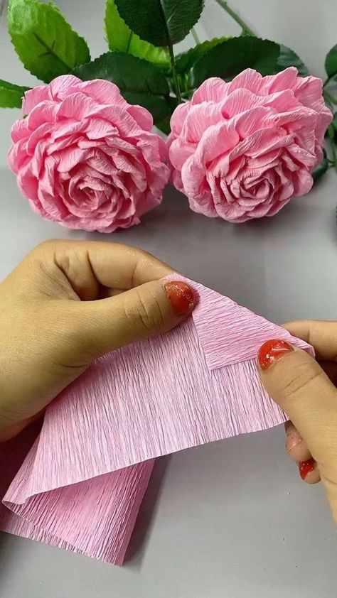 Kraf Kertas, Seni Dan Kraf, Handmade Flowers Fabric, Crepe Paper Flowers, Handmade Flowers Paper, Paper Flowers Craft, Tissue Paper Flowers, Diy Crafts Paper Flowers, Kraf Diy