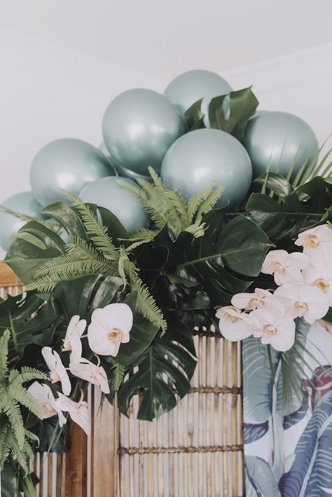 Couples Wedding Shower Balloon Arch, Bridal Shower Ideas Beachy, Jungle Bridal Shower Ideas, Hawaiian Bridal Shower Ideas Decor, Luau Wedding Shower Ideas, Bridal Shower Tropical Theme, Boho Beach Bridal Shower Ideas, Luau Bridal Shower Ideas, Tropical Bridal Shower Ideas