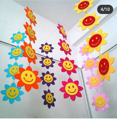 Diy Flower Garden, Kindergarten Decorations, Preschool Decor, School Board Decoration, School Door Decorations, Paper Plate Crafts For Kids, Art Classroom Decor, Preschool Classroom Decor, Classroom Birthday