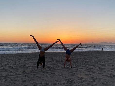 Socal beach sunset handstands Gymnastic Beach Photos, Handstands On The Beach, Handstand Pictures, Funny Beach Pictures, Beach Humor, Photo Recreation, Bethany Beach, Friend Pictures Poses, Beach Friends