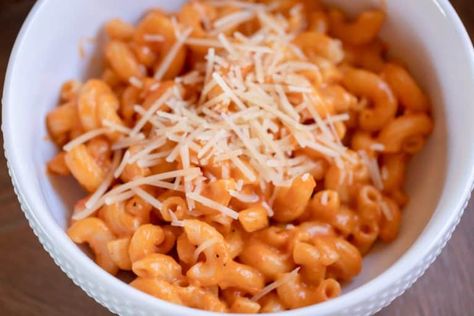 Tomato Mac and Cheese Recipe • Mac And Cheese Tomato, Tomato Mac And Cheese, Making Healthy Food, Cheese Whiz, Pepperoni Rolls, Making Mac And Cheese, Bacon Mac And Cheese, Macaroni N Cheese Recipe, Baked Tomatoes