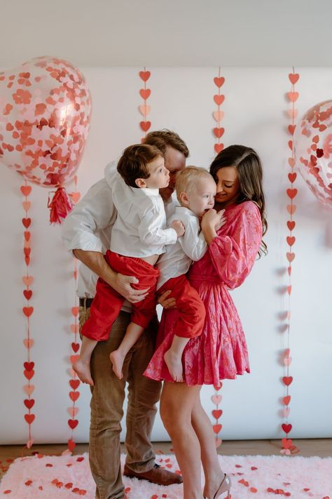 Valentine Photo Shoot Family, Family Valentines Day Photoshoot Outfits, Valentines Family Pictures Photo Shoot, Valentines Family Photoshoot Ideas, Valentines Photoshoot Family, Valentines Maternity Pictures, Valentine’s Day Pregnancy Photoshoot, Valentine Maternity Photoshoot, Valentines Day Family Photoshoot