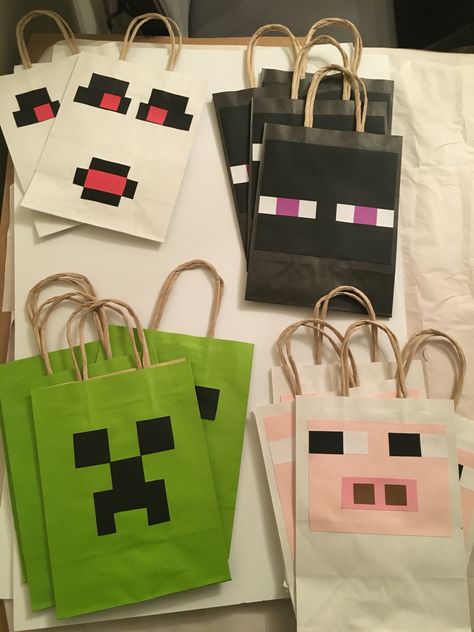 Minecraft Goodie Bags Favors, Minecraft Party Bags Diy, Minecraft Party Bag Ideas, Minecraft Goody Bags, Minecraft Loot Bags, Minecraft Birthday Goodie Bags, Minecraft Gift Bags, Minecraft Goodie Bag Ideas, Minecraft Gift Ideas