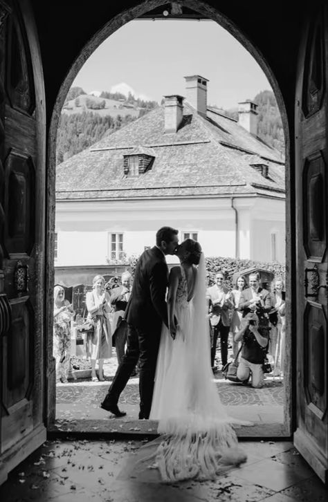 Wedding Venue Pictures Photo Ideas, Wedding Photo Ideas Height Difference, Guest Photos At Wedding, Guest Wedding Photos, Wedding Altar Photos, Alter Wedding Photos, Wedding Photo Ideas For Guests, Wedding Chapel Photography, Chapel Wedding Pictures