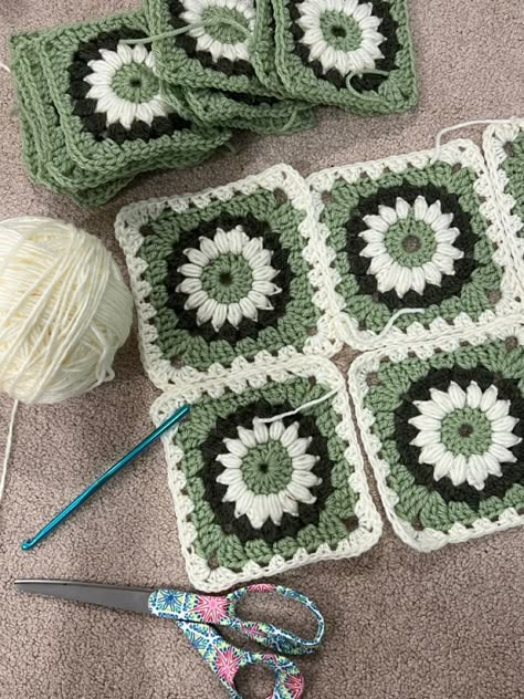 Earth Tone Granny Square, Starburst Granny Square Blanket, Starburst Crochet Pattern, Star Crochet Granny Square, Granny Square Starburst, Granny Square Aesthetic, Starburst Granny Square Pattern, Two Color Granny Square, Daisy Crochet Granny Square