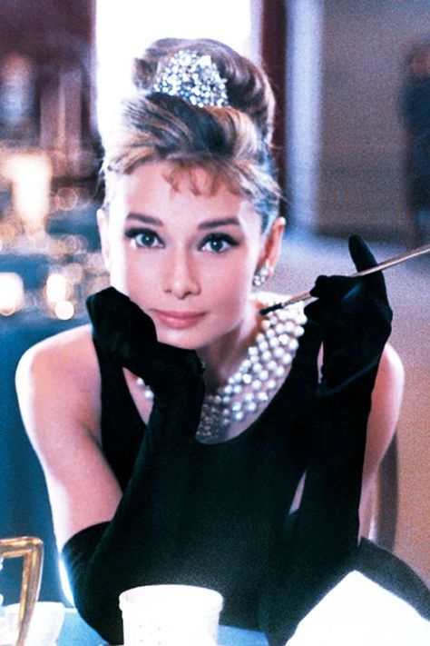 60's Hair, Aubrey Hepburn, Audrey Hepburn Photos, 60s Hair, Audrey Hepburn Style, Hepburn Style, Size Matters, Retro Mode, Why Do People