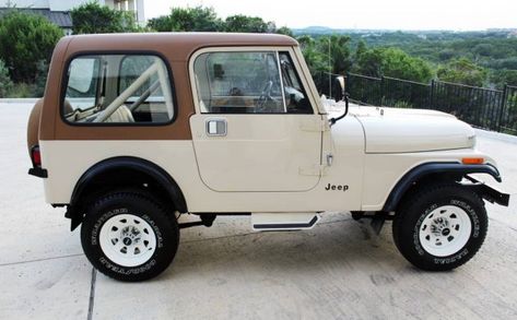 Cars That Look Like Jeeps, 1990s Jeep Wrangler, Classic Jeep Wrangler, Old Jeeps Vintage, Cj 7 Jeeps, Old Jeep Aesthetic, Vintage Jeep Wrangler, Old Jeep Wrangler, Two Door Jeep Wrangler