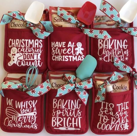 christmas potholder Friend Gift Exchange, Simple Holiday Gifts, Oven Mitts Gift, Baking Gift, Christmas Pots, Baking Kit, Christmas Gifts For Coworkers, Baking Gifts, Cookie Gifts