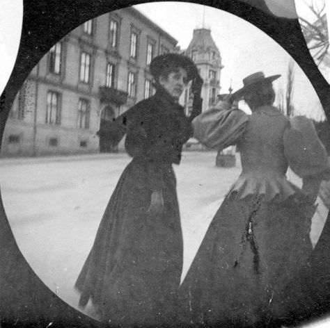 A Norwegian University Student Used a Spy Camera in This Amazing Example of 19th Century Street Photography | Colossal Photography 19th Century, Hidden Spy Camera, Old Photography, Colossal Art, Spy Camera, Hidden Camera, University Student, Street Photo, Fashion Illustrations