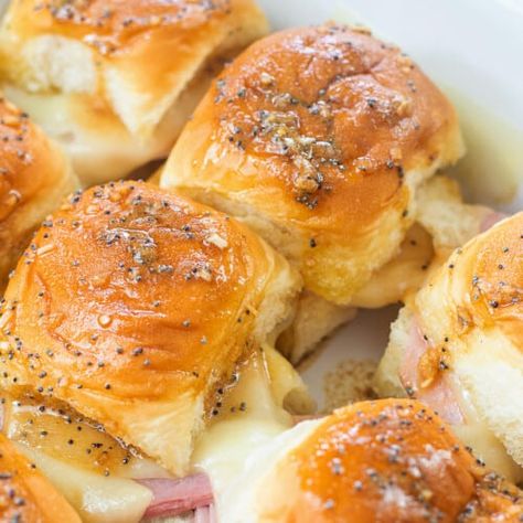 Hawaiian Sliders - Buns In My Oven Team Meal, Appetizer Christmas, Hawaiian Sliders, Roll Sliders, Hawaiian Buns, Ham And Swiss Sliders, Ham Cheese Sliders, Ham Sliders, Buns In My Oven