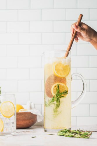 Sparkling Tuscan Lemonade is a fresh and vibrant twist on a classic lemonade with the addition of a really easy lemon simple syrup with fresh thyme and rosemary. Perfect for summer afternoons by the pool or as an elegant cocktail recipe for any warm weather occasion! Continue reading Sparkling Tuscan Lemonade Cocktail at Sweet Tea + Thyme. Farmstand Recipes, Lemon Simple Syrup, Classic Lemonade, Rosemary Lemonade, Thyme Simple Syrup, Pitcher Cocktails, Sparkling Lemonade, Lemon Cocktail, Thyme Recipes