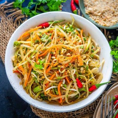 Easy Thai Green Papaya Salad Recipe (Som Tam) - Whisk Affair Thai Green Papaya Salad Recipe, Som Tam Salad, Green Papaya Salad Recipe, Papaya Salad Recipe, Papaya Recipes, Indian Salads, Green Papaya Salad, Salad Diet, Resep Salad